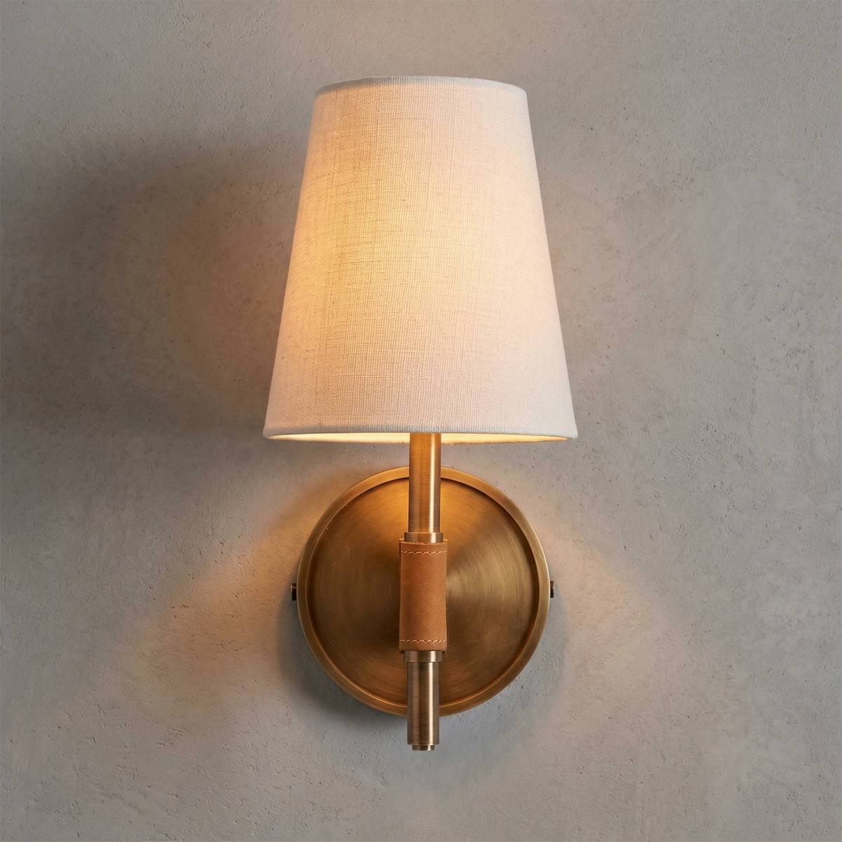 Hastings Wall Light – Beige Leather and Aged Brass, Dimmable