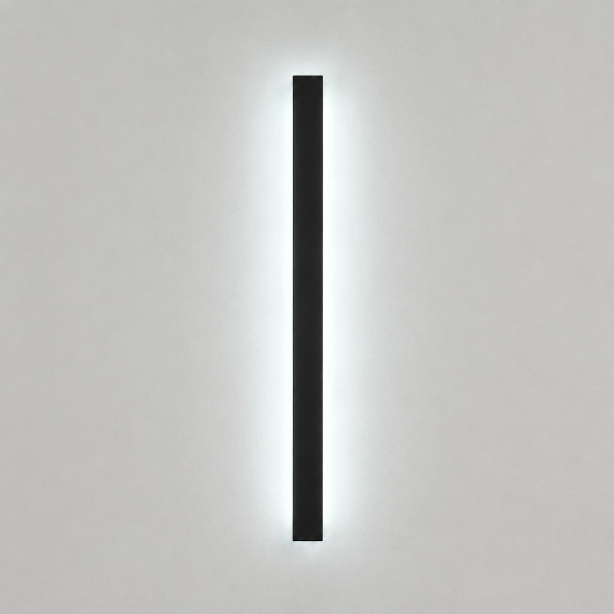 Lumiris black metal outdoor wall light, vertical LED lighting, modern design for facades and gardens.